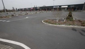 Troisième jour de confinement: la zone Auchan de Louvroil (presque) vide