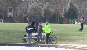 Coronavirus: à Londres, la police patrouille les parcs pendant le confinement