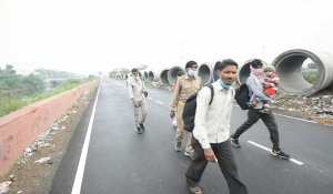 Coronavirus: en Inde, les travailleurs migrants rentrent chez eux à pied