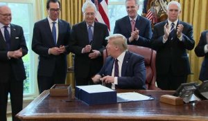 Trump signe le gigantesque plan de relance adopté par le Congrès