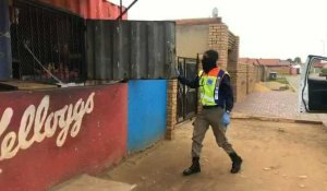 Coronavirus: la police ferme des magasins à Soweto, en Afrique du Sud