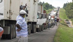 Bouchons sur la frontière Kenya-Ouganda, les chauffeurs de camion contrôlés pour le virus