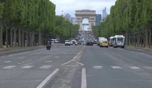 Faible trafic sur les Champs-Elysées au 45e jour du confinement