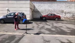 Un accordéoniste distrait pendant une heure des retraités dans une résidence à Cambrai