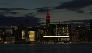Coronavirus: l'Empire State Building s'illumine en rouge en hommage aux personnes en première ligne