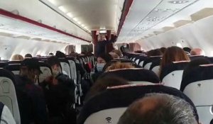 "L'avion était bondé": un passager d'un vol Nice - Paris s'alarme du non-respect des gestes barrières