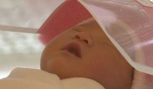Coronavirus: à Bangkok, des mini visières de protection pour des nouveau-nés