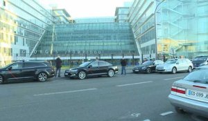 Covid-19: les taxis klaxonnent pour soutenir les soignants de l'hôpital Georges-Pompidou à Paris