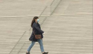 L'esplanade de la Défense quasi déserte au 32ème jour de confinement