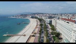 Vue d'un drone, la ville de Cannes déserte.