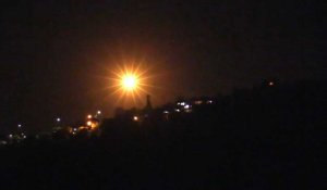 Des fusées éclairantes lancées par l'armée israélienne illuminent la frontière libanaise