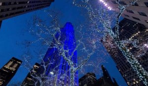 Coronavirus: à New York, le Rockefeller Center illuminé en bleu en soutien aux soignants