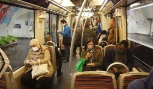 Coronavirus: l'affluence reprend dans le métro parisien, malgré le confinement