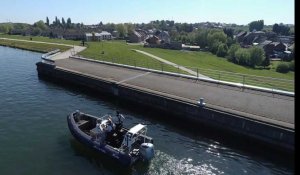 Dans le Hainaut, la police fédérale patrouille sur l'eau pour vérifier les distanciations sociales