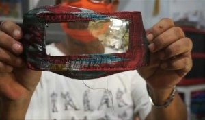 Coronavirus: un couple d'Indonésiens fabrique des masques transparents pour les malentendants