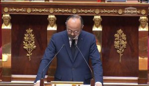 Déconfinement: Philippe "invite toutes les entreprises" à équiper leurs salariés en masques