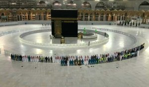 Quelques fidèles prient le premier jour du ramadan à La Mecque désertée