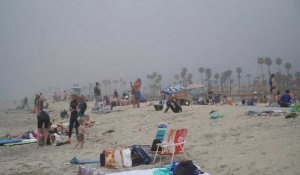 Les Californiens se rendent à la plage malgré la pandémie