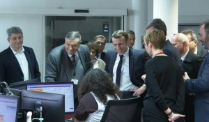 Coronavirus: Macron se rend au centre d'appel du Samu de l'hôpital Necker