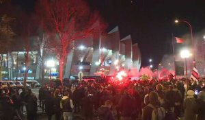 Ligue des champions: les ultras encouragent le PSG depuis l'extérieur du stade