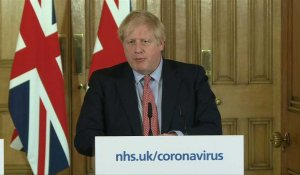 Covid-19: Boris Johnson demande à ceux qui ont des symptômes de "rester chez eux"