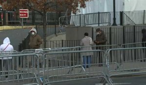 Coronavirus: des New-Yorkais font la queue devant un centre de test