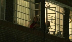 Coronavirus: des habitants de Londres applaudissent de leurs fenêtres en hommage au personnel soignant