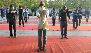 Coronavirus: à New Dehli, un cours de yoga pour les sans-abri