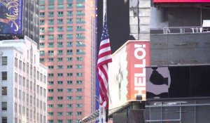 Coronavirus: à New York, drapeaux en berne et nouvel hôpital de campagne