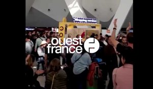 Le clapping des Français bloqués à l'aéroport de Marrakech