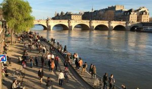 Paris: les quais de Seine et les Buttes-Chaumont bondés malgré le coronavirus