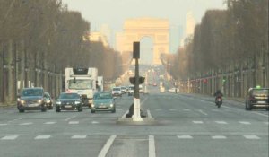 Paris confiné s'éveille: images des Champs-Elysées