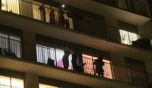 Coronavirus: à leurs fenêtres, les Parisiens applaudissent et crient "Bravo les soignants"
