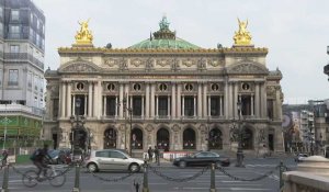 Coronavirus: les touristes se font rares autour de l'Opéra de Paris au premier jour de confinement