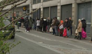 Coronavirus: paroles de clients devant un supermarché à Paris