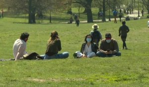 Des New-Yorkais se promènent dans un parc de Brooklyn