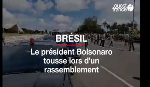 Brésil: le président Bolsonaro tousse lors d'un rassemblement anti-confinement