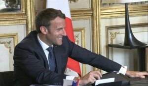 Le président français Emmanuel Macron s'entretient au téléphone avec le pape François