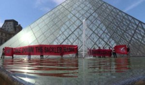 Manifestation contre le financement du Louvre par les Sackler