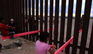 Des balançoires pour rapprocher les enfants à la frontière mexicaine