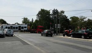 Un convoi exceptionnel de trains traverse Soissons