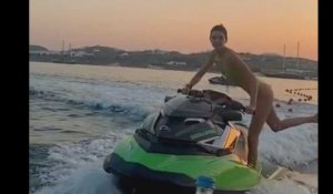 Bottle Cap Challenge : Kendall Jenner surprend la Toile en réalisant le défi sur un jet ski (vidéo) 