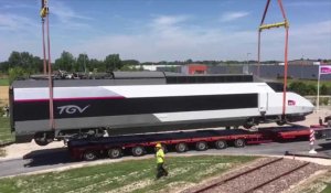 La SNCF déménage une motrice vers le nouveau technicentre de Romilly-sur-Seine