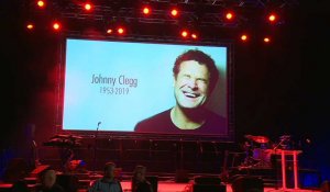 Début de l'hommage au légendaire Johnny Clegg