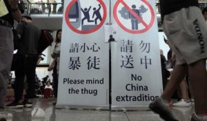 Manifestation à l'aéroport de Hong Kong pour informer les touristes sur la crise politique