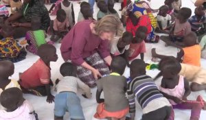 La princesse Elisabeth et la reine Mathilde rencontrent les enfants au Kenya