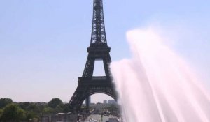 Les Parisiens se rafraîchissent au pied de la Tour Eiffel