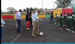 La reine Mathilde joue au foot avec les petits Kenyans