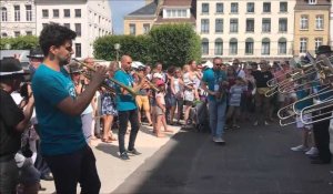 La parade musicale ouvre la cinquième édition du Saint-Omer Jaaz Festival