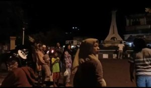 Des Indonésiens dans la rue après un fort tremblement de terre